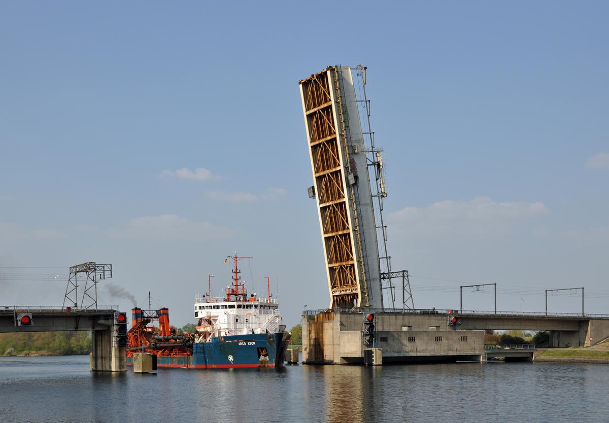 Eisenbahnbrücke über den Boudewijnkanaal 