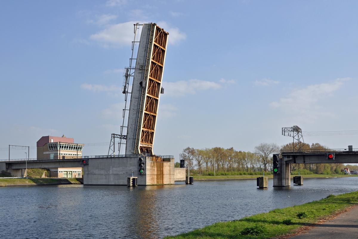Eisenbahnbrücke über den Boudewijnkanaal 