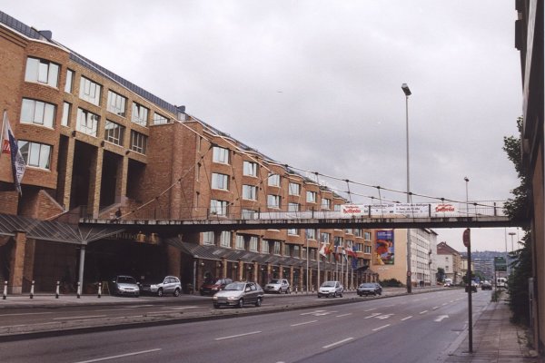 Passerelle sur la Willy Brandt Strasse, anchré à l'hôtel Intercontinental à Stuttgart 