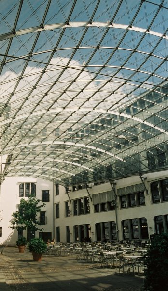 Dach über einen Innenhof in Stuttgart 