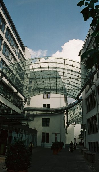 Dach über einen Innenhof in Stuttgart 