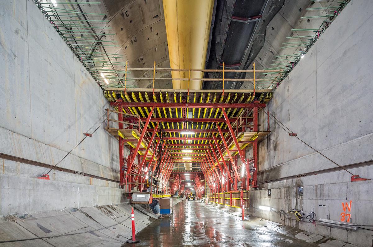 Media File No. 272774 Shuttering and striking processes for the slab are supported by hydraulic components. All formwork carriages were designed with corresponding passageway openings for transporting materials in the direction of the tunnel boring machine.