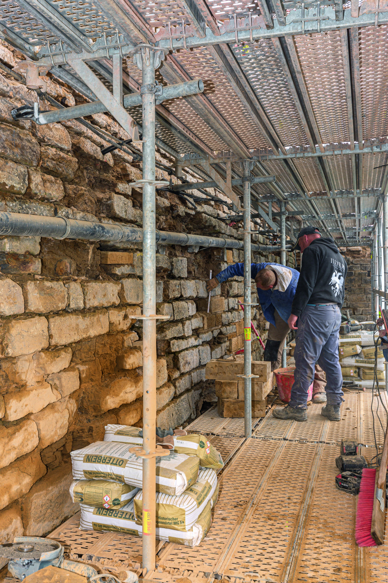 Gerüstlösung für die denkmalschutzgerechte Sanierung der Burg Hohenzollern Angepasst an die komplexe Geometrie der Burgmauer: PERI UP ermöglicht die gefahrlose und unterbrechungsfreie Durchführung der Sanierungsarbeiten.