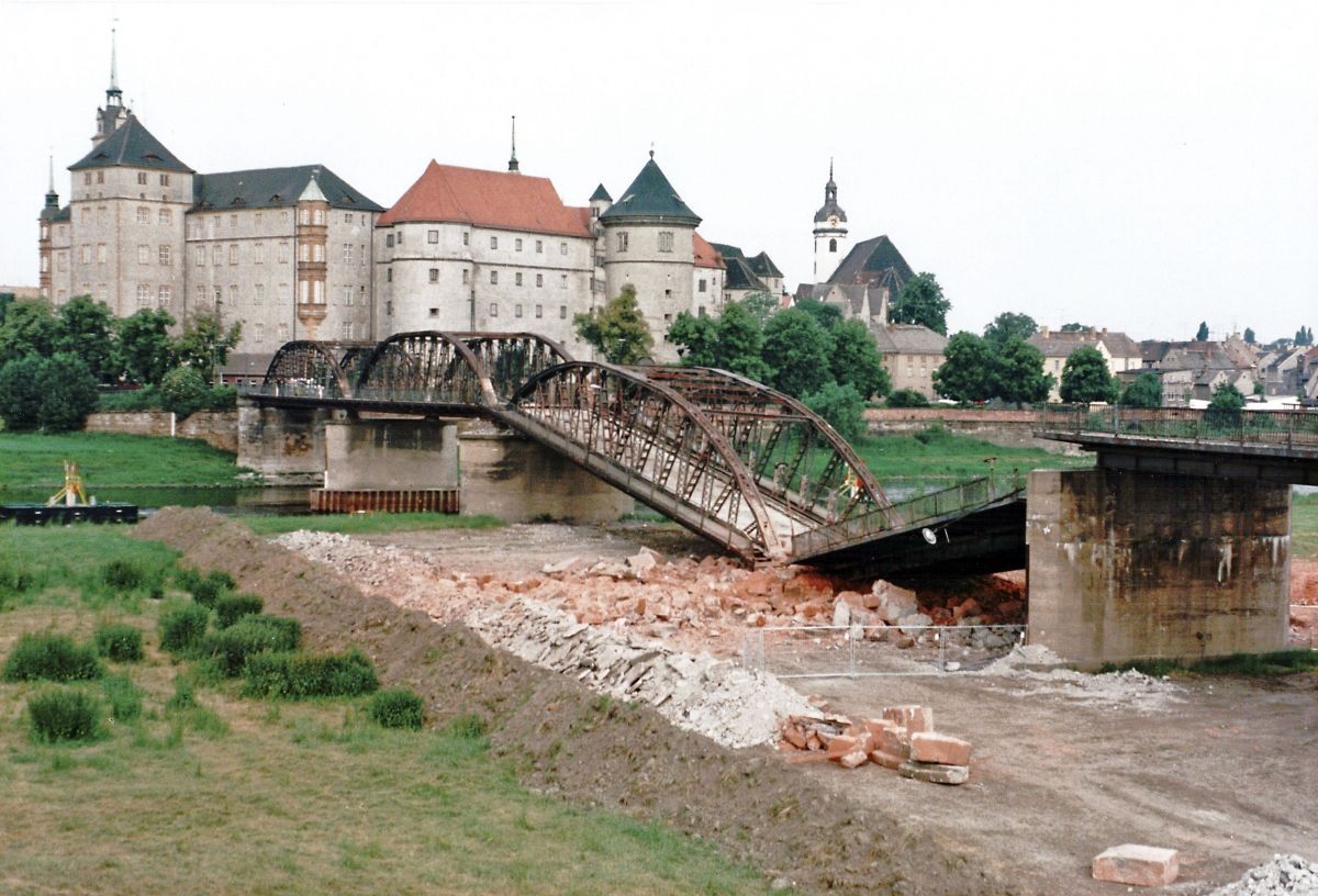 Historische Elbbrücke in Torgau Historische Elbbrücke in Torgau am Morgen nach Sprengung des ersten Brückenpfeilers am Vorabend (16. 06.1994 um 17:46 Uhr).
