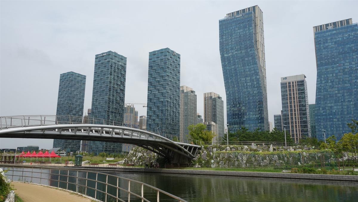 Park Path bridge in Central Park of Songdo International Business District (IBD) in Incheon, South Korea 