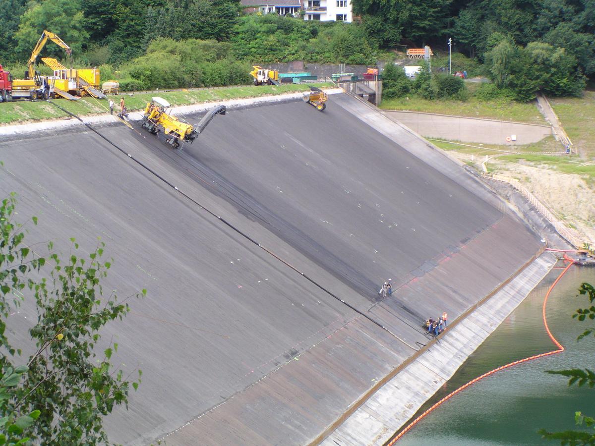 Wahnbachtalsperre: Sanierung der Asphaltversiegelung des Hauptdammes im Jahr 2008. 
