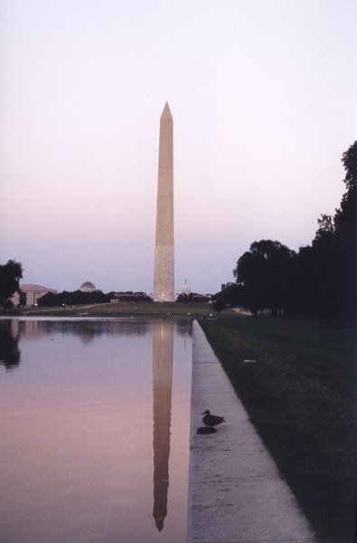 Washington Monument von Lincoln Monument aus gesehen mit Spiegelung im Reflection Pool 