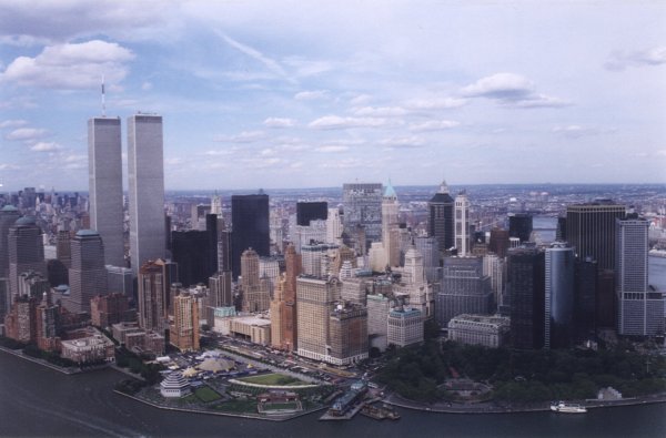 Sicht vom Süden auf die Insel Manhattan Links die Gebäude des World Trade und World Financial Centers. In Battery Park gastiert der Cirque du Soleil