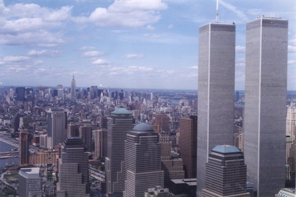 Le World Trade Center à droite et les quatres immeubles du World Financial Center 