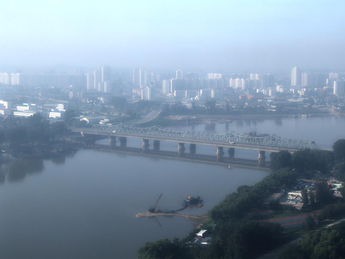 Yanggak Bridges in Pyongyang - the rail bridge can be seen behind the road bridge 