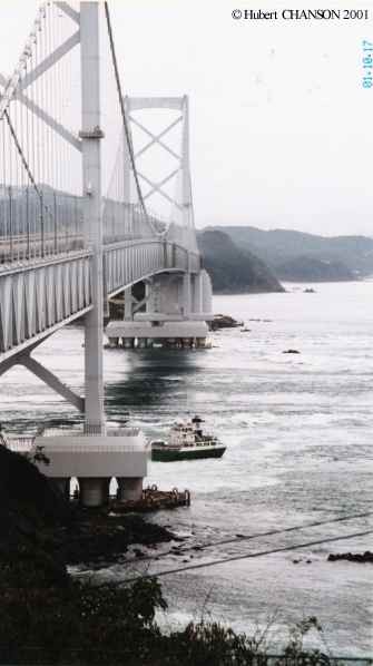 Ohnaruto-Brücke Die Ohnaruto-Brücke vom südlichen Widerlager aus gesehen. Das Frachtschiff wurde im Strudel gefangen und liegt beim Ebbe-Abfluss des Meeres auf Grund