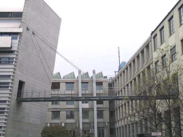 Passerelle de connexion entre deux bâtiments de l'université technique de Munich 