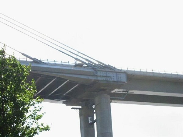Uddevalla-BrückeDetail: Systemänderung Schrägkabelbrücke / Hohlkastenbrücke Uddevalla-Brücke Detail: Systemänderung Schrägkabelbrücke / Hohlkastenbrücke