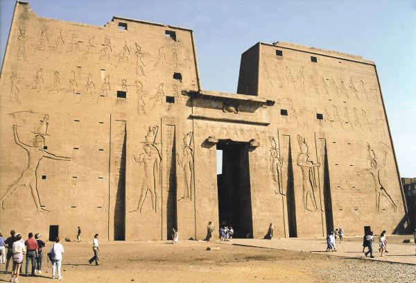 Façade du Temple d'Horus à Edfu, Egypte 