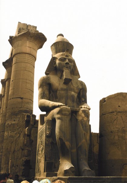 Kolossale Sitzfigur Ramses' II. im Luxor-Tempel 
