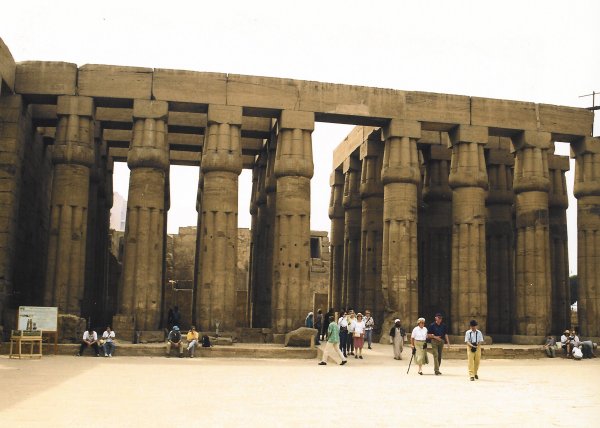 Luxor-Tempel – 
Säulen der Hofanlage Amenophis' III 