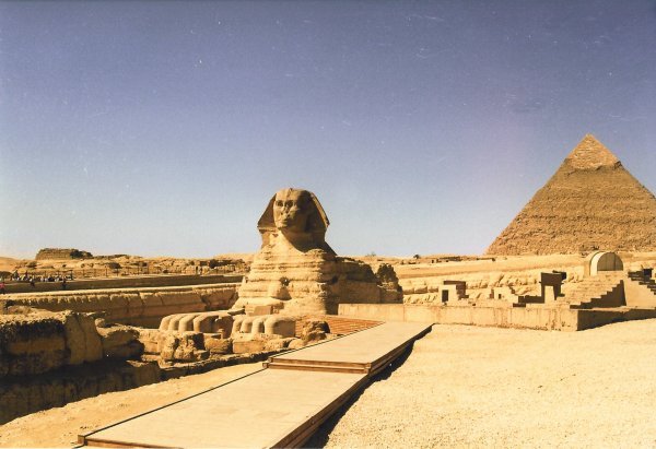 Der Große Sphinx in Giza. Die Pyramide des Chephren ist rechts sichtbar 