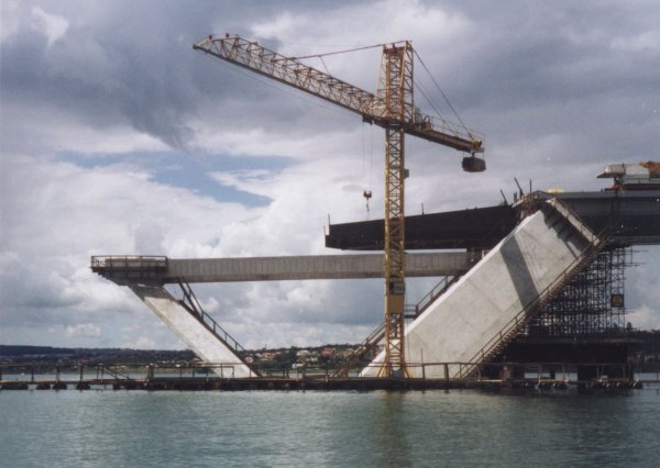Mosteiro Bridge under construction 
