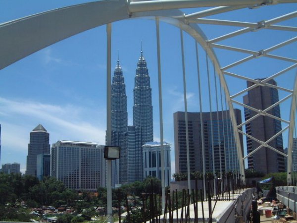 Kuala Lumpur Monorail.Vue des Tours Petronas du pont-arc pour le monorail 