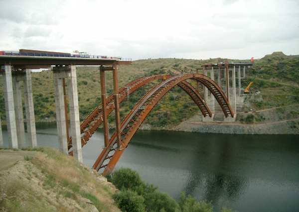 Alconétar ViaductDeck launching over arch 