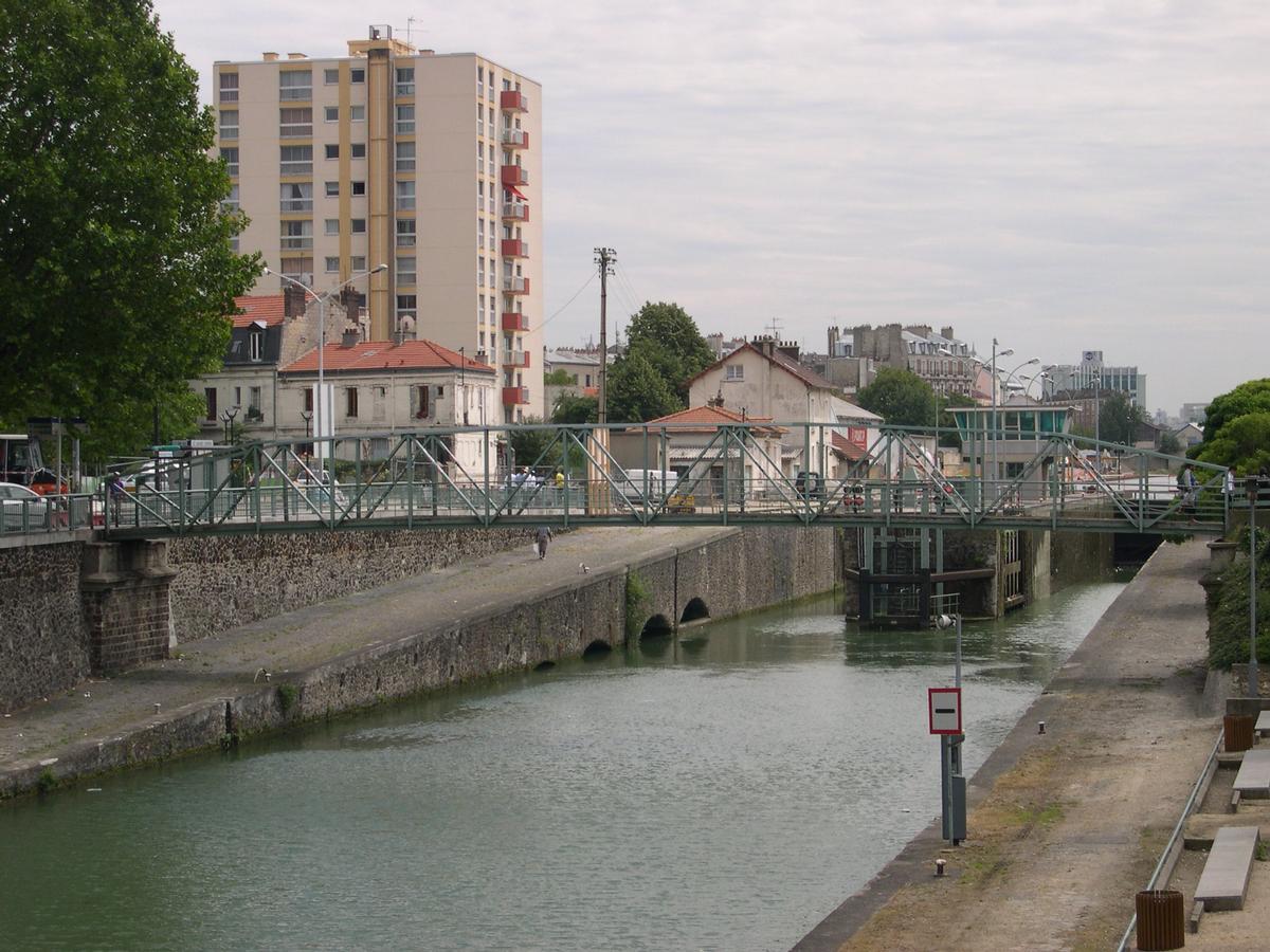 Canal Saint-Denis - Saint-Denis, Seine-Saint-Denis (93), Ile de France, France Passerelle de l'Ecluse de Saint Denis