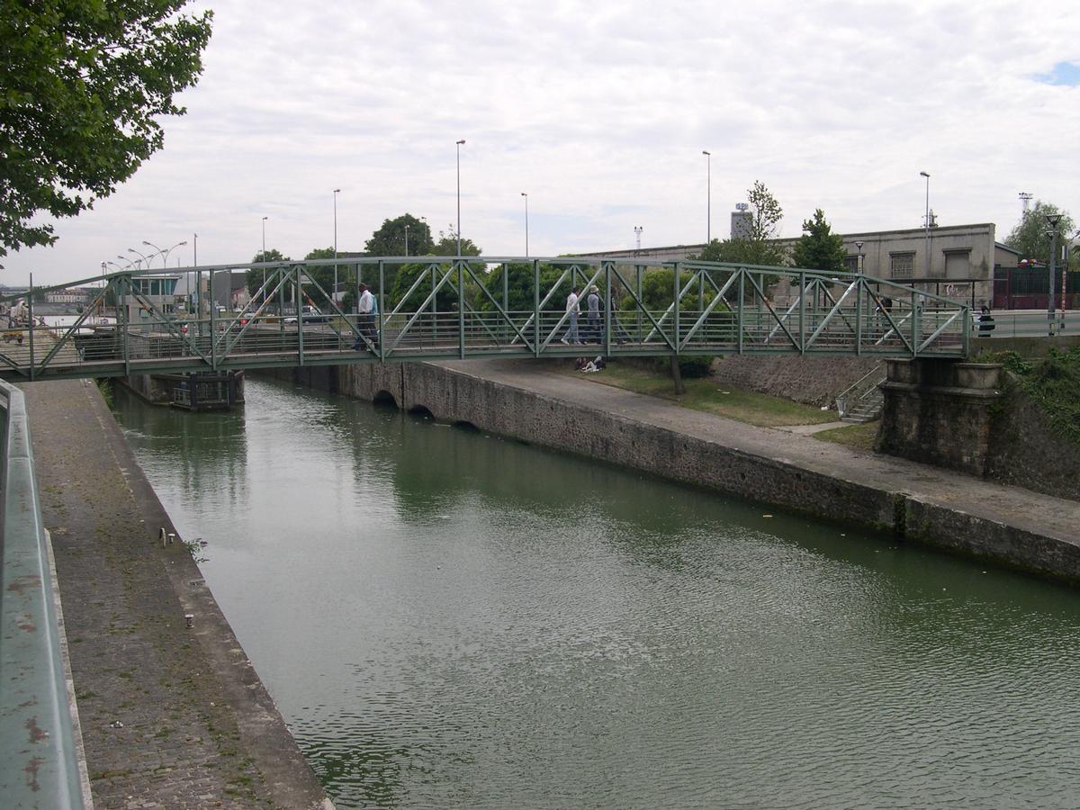 Canal Saint-Denis - Saint-Denis, Seine-Saint-Denis (93), Ile de France, France Passerelle de l'Ecluse et Ecluse de Saint Denis
