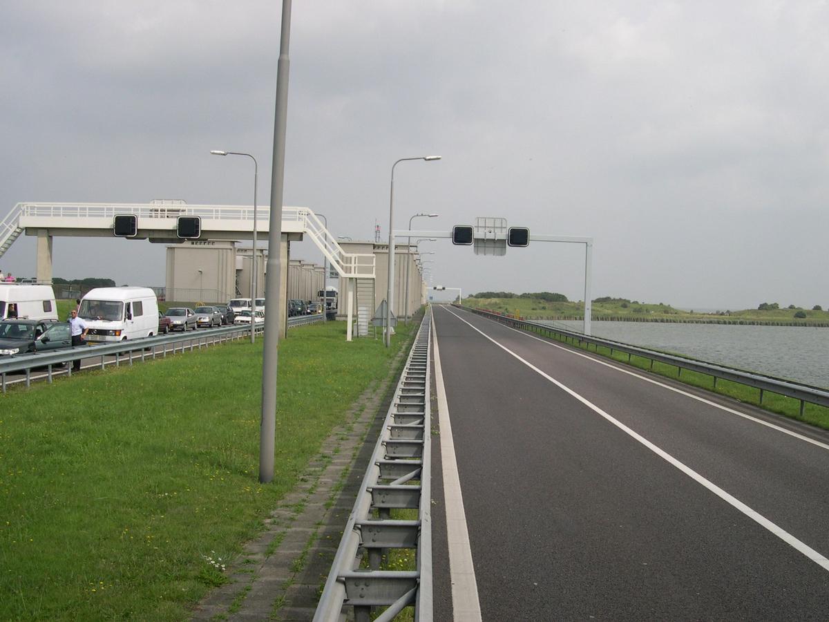 Afsluitdijk - Ecluses de décharge à Den Oever - Entre Den Oever et Harlingen - Zuiderzee - Hollande 