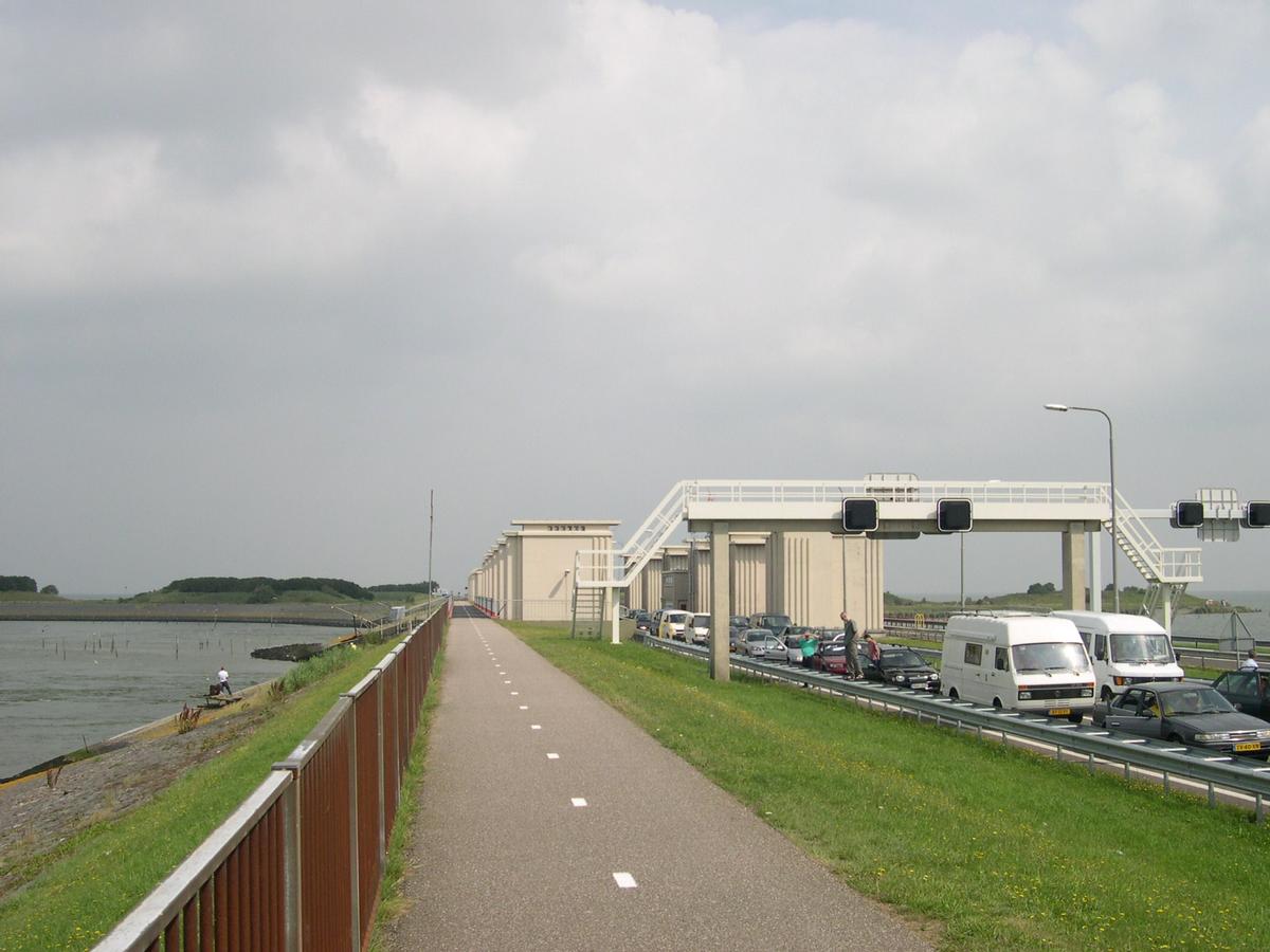 Afsluitdijk - Ecluses de décharge à Den Oever - Entre Den Oever et Harlingen - Zuiderzee - Hollande 