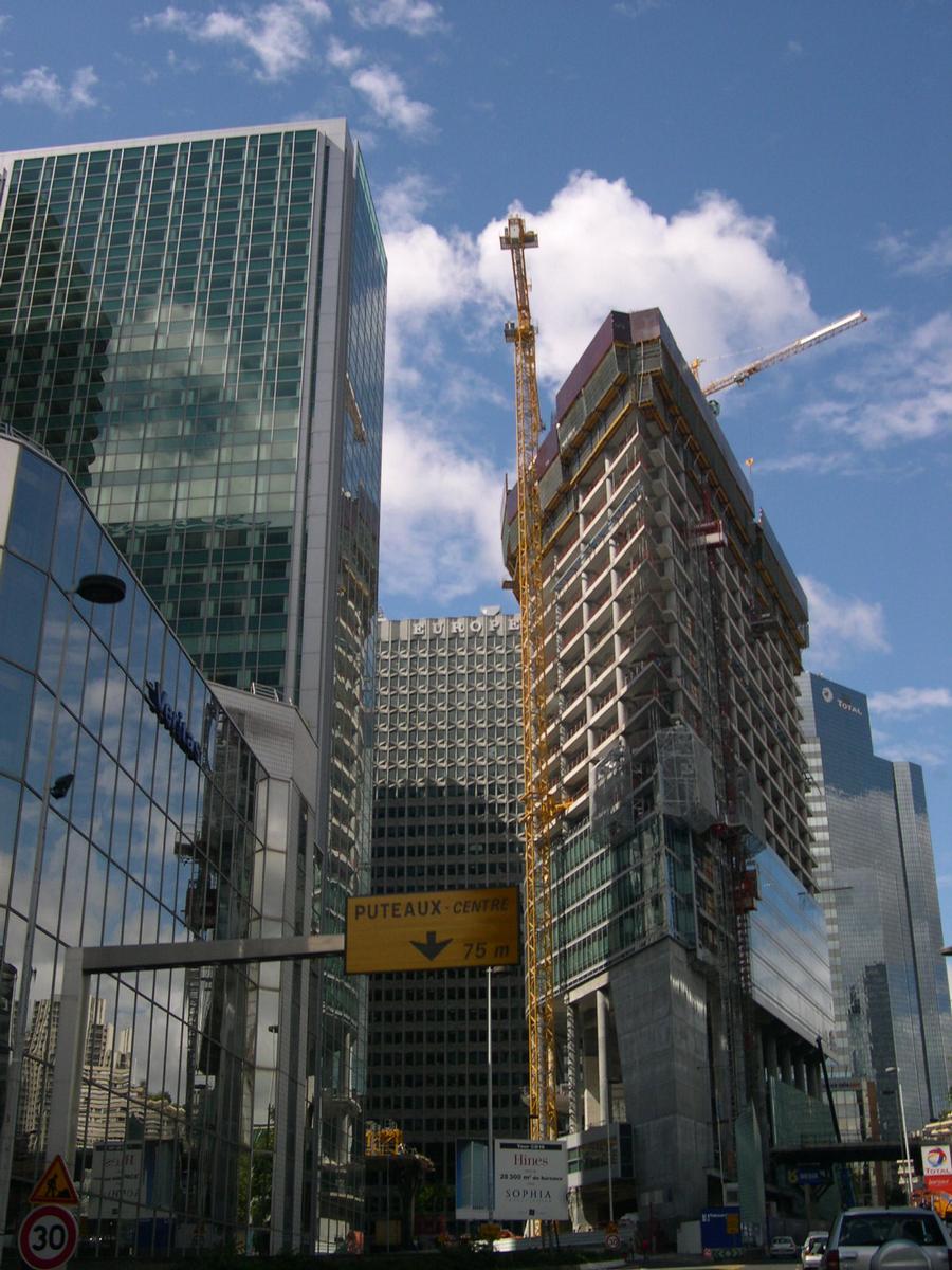 Paris-La Défense: à gauche Tour CB16 en rénovation (117m), à droite Tour CBX en construction (143m) Pris depuis le boulevard urbain