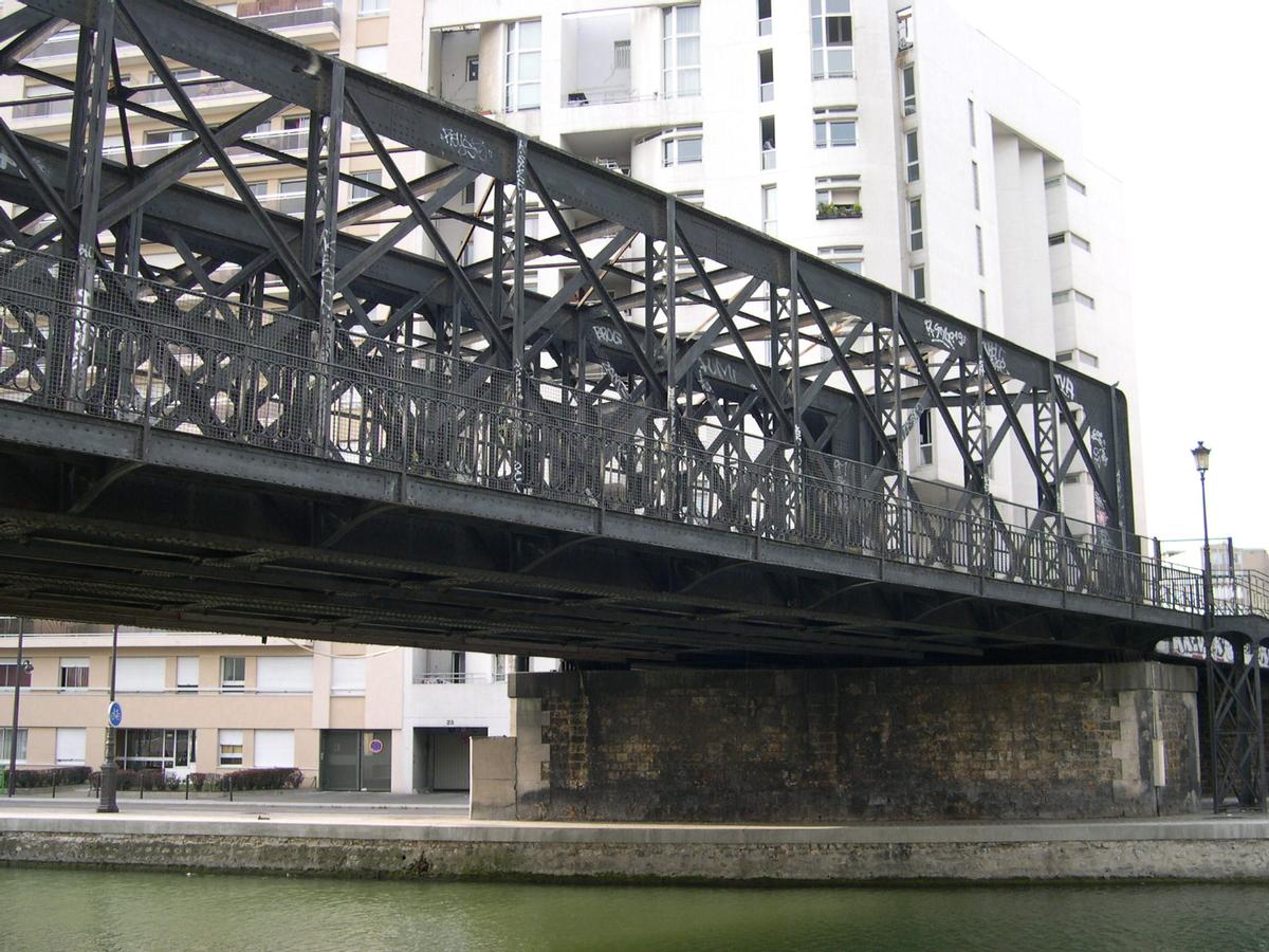 Pont de la petite ceinture sur le Canal de l'Ourcq 19ème arrondissement, Paris, Ile de France, France