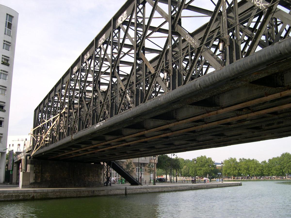 Pont de la petite ceinture sur le Canal de l'Ourcq 19ème arrondissement, Paris, Ile de France, France