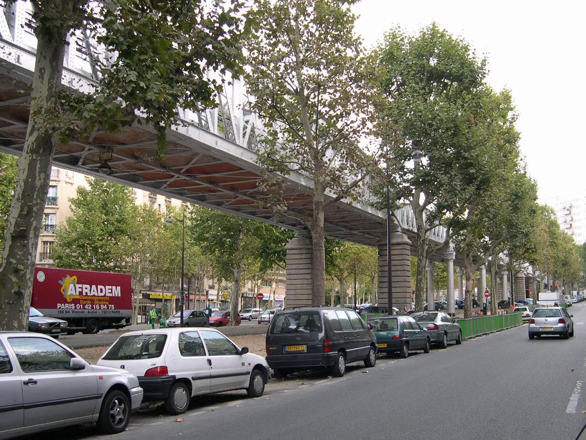 Linie 6 der Pariser MetroViadukt entlang der Avenue Auguste Blanqui und Hochbahnhof Glacière Linie 6 der Pariser Metro Viadukt entlang der Avenue Auguste Blanqui und Hochbahnhof Glacière