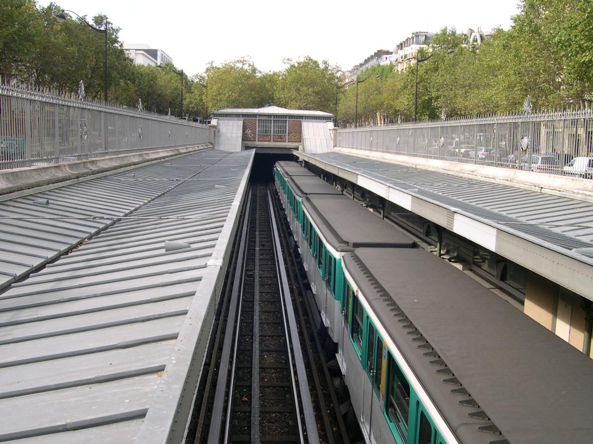 Linie 6 der Pariser MetroBahnhof Saint-Jacques 