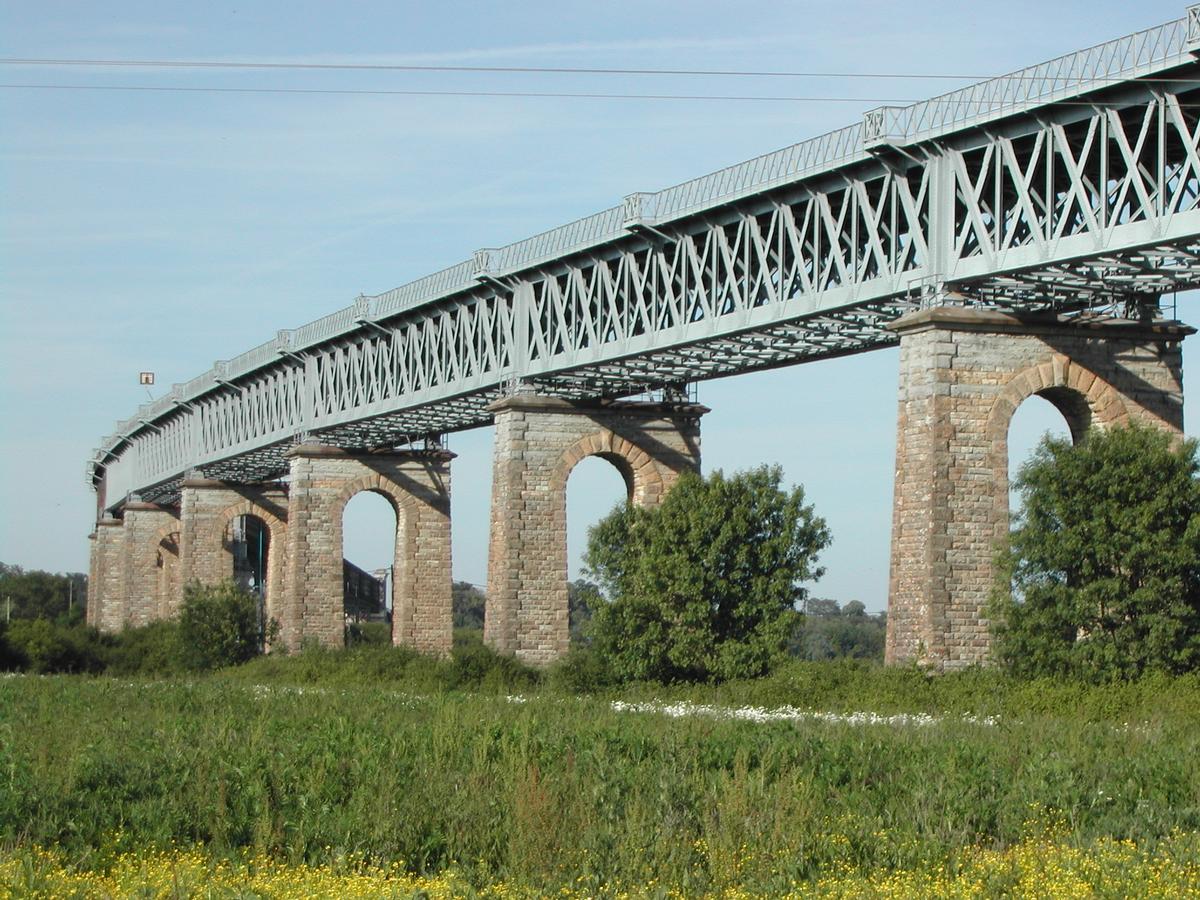 Pont ferroviaire de Cubzac - Entre Cubzac-les-Ponts, Gironde (33), Aquitaine, France et Saint-Vincent-de-Paul, Gironde (33), Aquitaine, France 