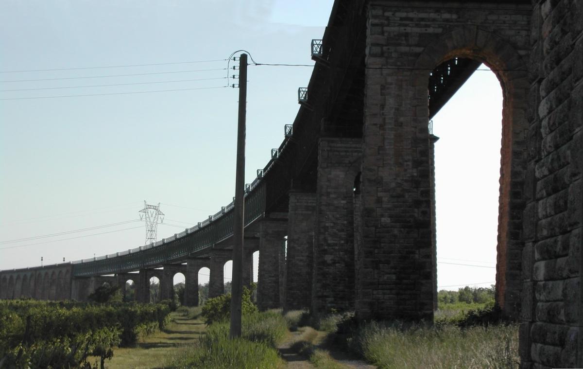 Pont ferroviaire de Cubzac - Entre Cubzac-les-Ponts, Gironde (33), Aquitaine, France et Saint-Vincent-de-Paul, Gironde (33), Aquitaine, France 