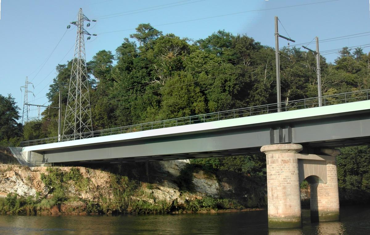 Railroad bridge across the Nive at Bayonne, France 