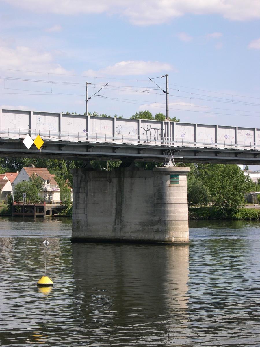 Pont ferroviaire sur la Seine à Conflans Sainte Honorine Conflans-Sainte-Honorine, Yvelines (78), Ile de France, France 
