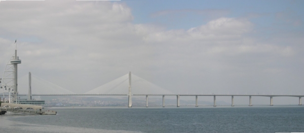Vasco-da-Gama-Brücke, Lissabon Der Vasco-da-Gama-Turm ist links ebenfalls sichtbar