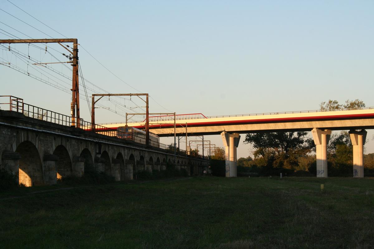 Viaduc des Barrails croisant le viaduc de la Palu d'ArveyresArveyres - Gironde - Aquitaine - France Viaduc des Barrails croisant le viaduc de la Palu d'Arveyres Arveyres - Gironde - Aquitaine - France