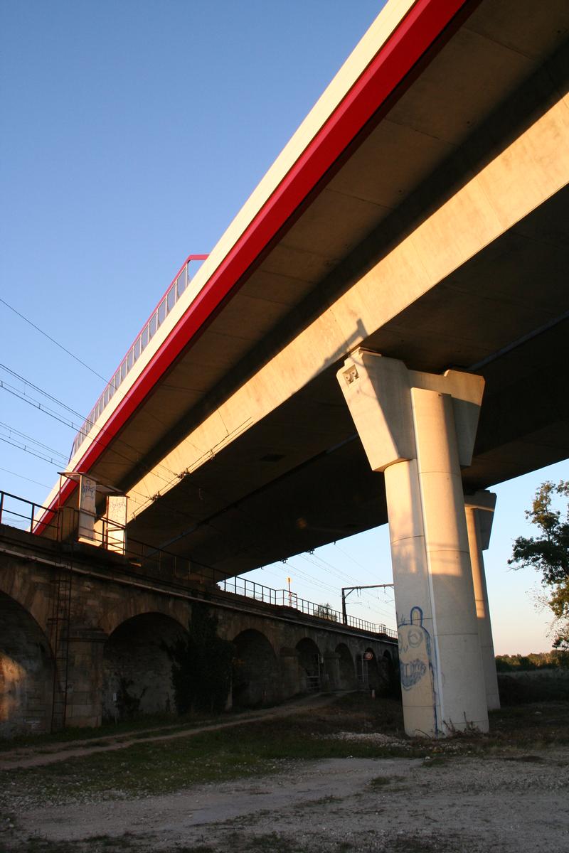 Barrails-Viaduct kreuzt das Eisenbahnviadukt Arveyres 