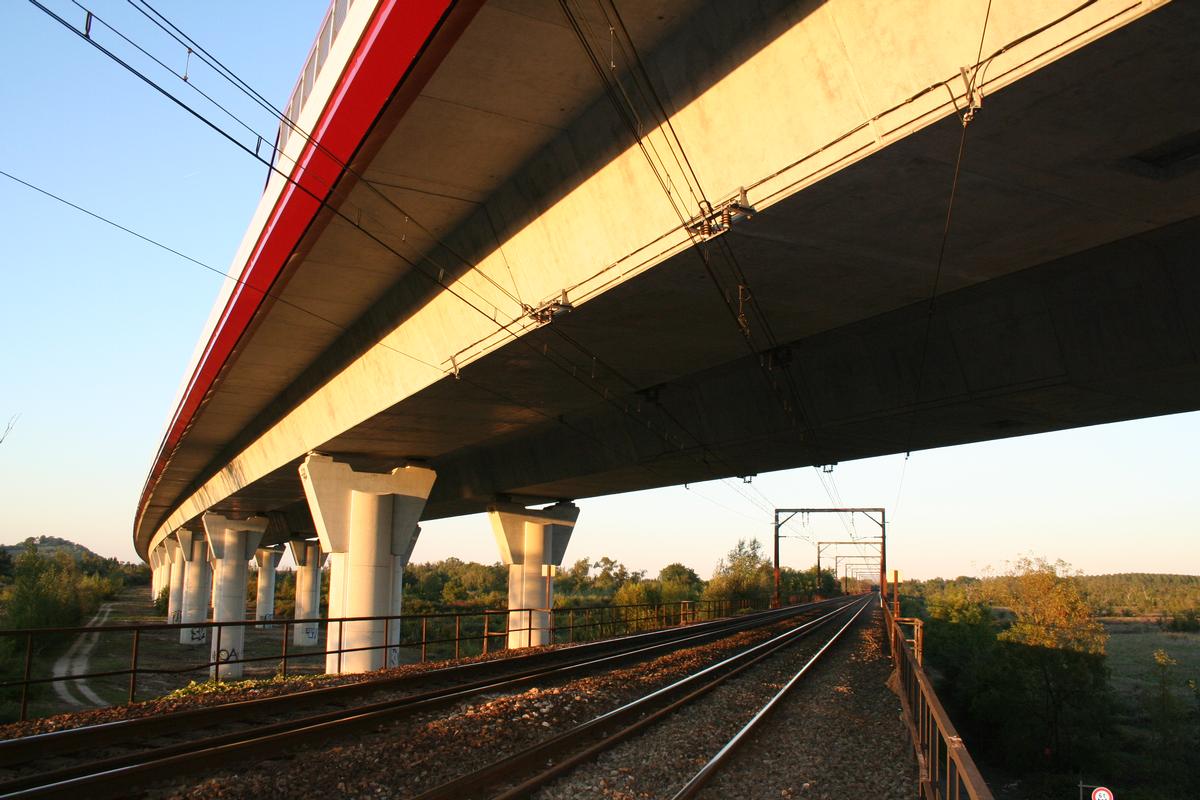 Barrails-Viaduct kreuzt das Eisenbahnviadukt Arveyres 