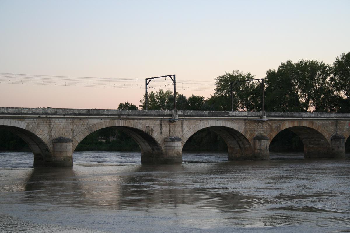 Railroad viaduct across the Dordogne between Libourne and Arveyres 