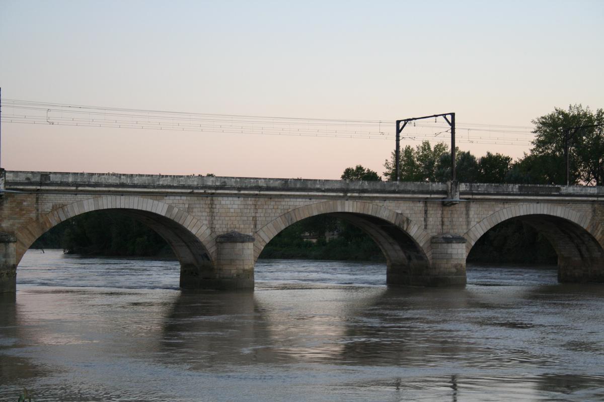 Railroad viaduct across the Dordogne between Libourne and Arveyres 