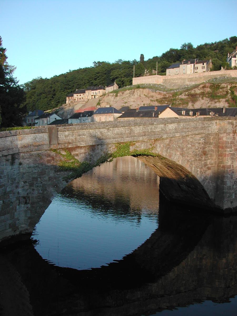 Vieux pont de Terrasson-la-Villedieu - Terrasson-la-Villedieu, Dordogne (24), Aquitaine, France 