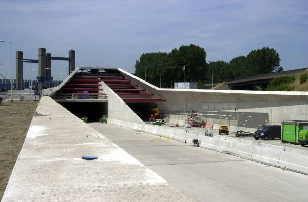 Tunnel de CalandPortail est en construction 