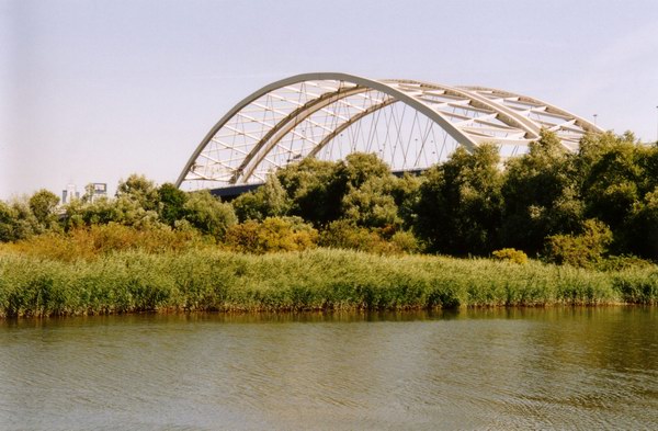Alte Van Briennoordbrug mit neuer Brücke im Hintergrund 