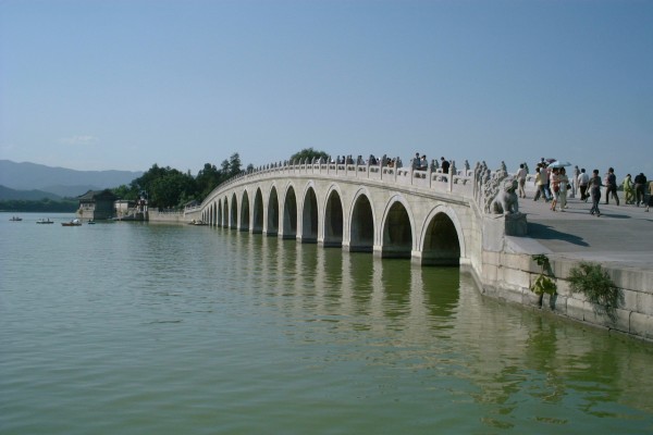 Mediendatei Nr. 12212 Die Sommerresidenz der chinesischen Kaiser vor den Toren der Stadt Peking ist rings um einen großen See angelegt. Zu einer Insel in dessen Mitte führt diese Brücke