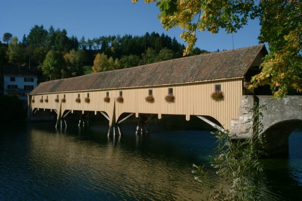 Diese Holzbrücke führt in Rheinau einige Kilometer unterhalb von Schaffhausen über den Rhein 