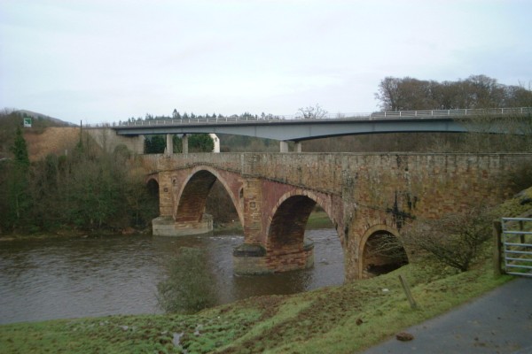 Leaderfoot Arch Bridge und Strassenbrücke 