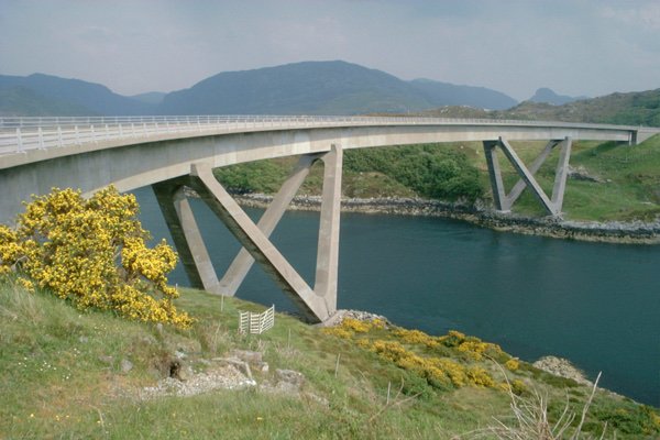 Im Nordwesten Schottlands quert die Kylesku Bridge einen Meeresarm in elegantem Bogen 